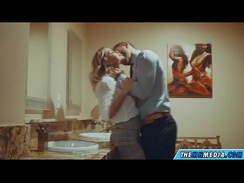 ❤️ Ko'krakli sarg'ish sizni jamoat hojatxonasida yo'ldan ozdirganda ❌ Anal pornoda bizda ﹏